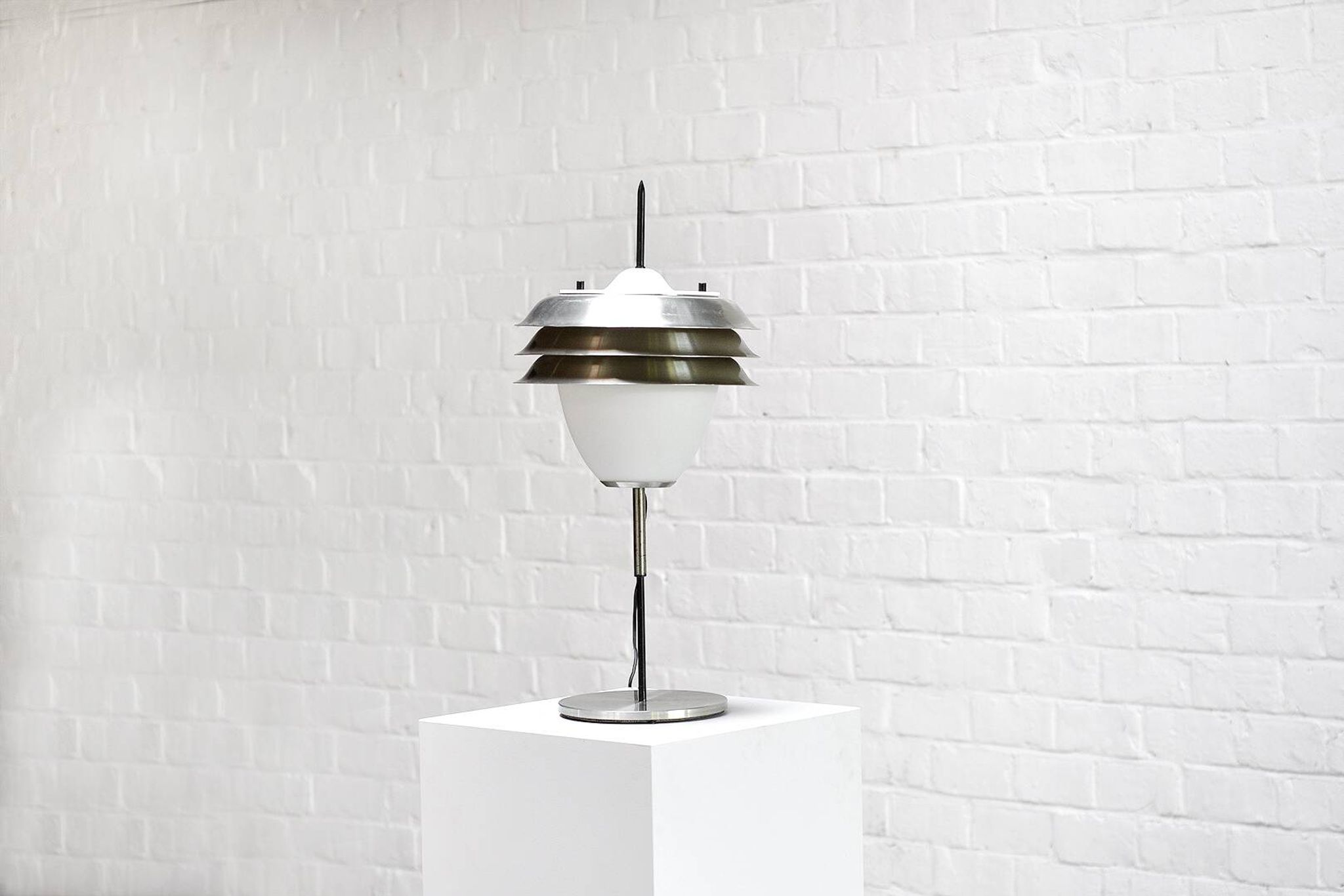 Lampe de table italienne en métal et verre opale, années 1960