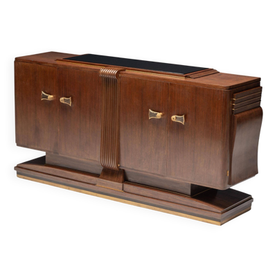 Buffet en noyer Art Déco avec des détails en laiton et une base sculpturale, France, années 1930.