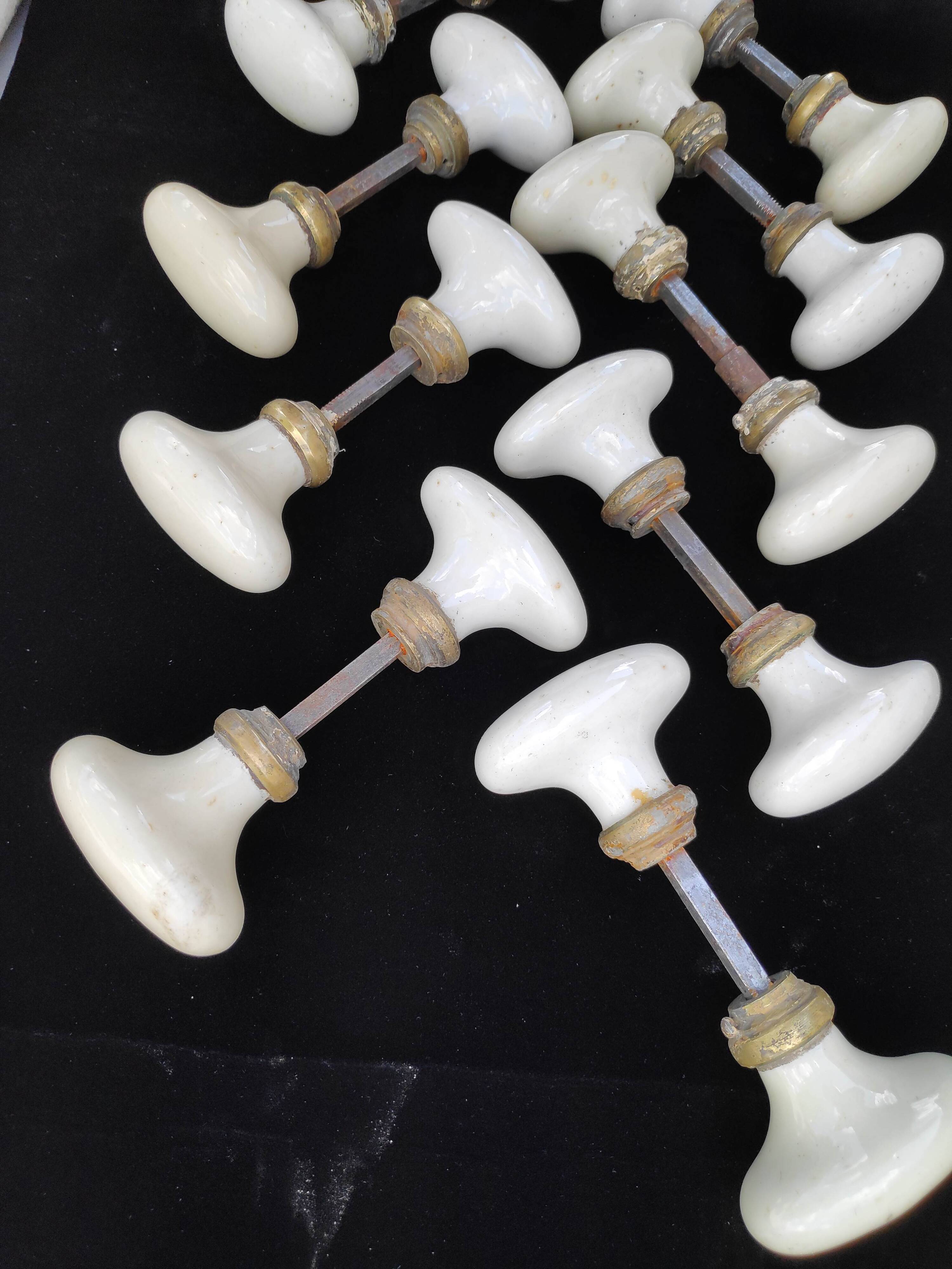 Set of 18 porcelain handles (B-0049-1)