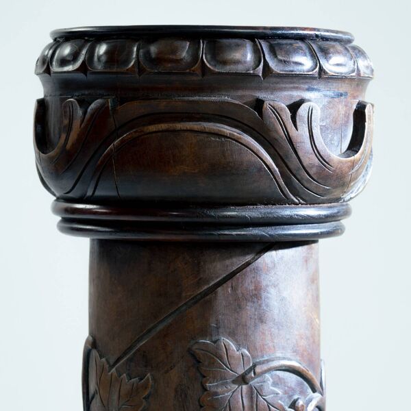 Colonne en bois sculpté à la main, ornée d'un motif de vigne, France, années 1950