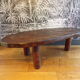Table basse brutaliste en bois massif
