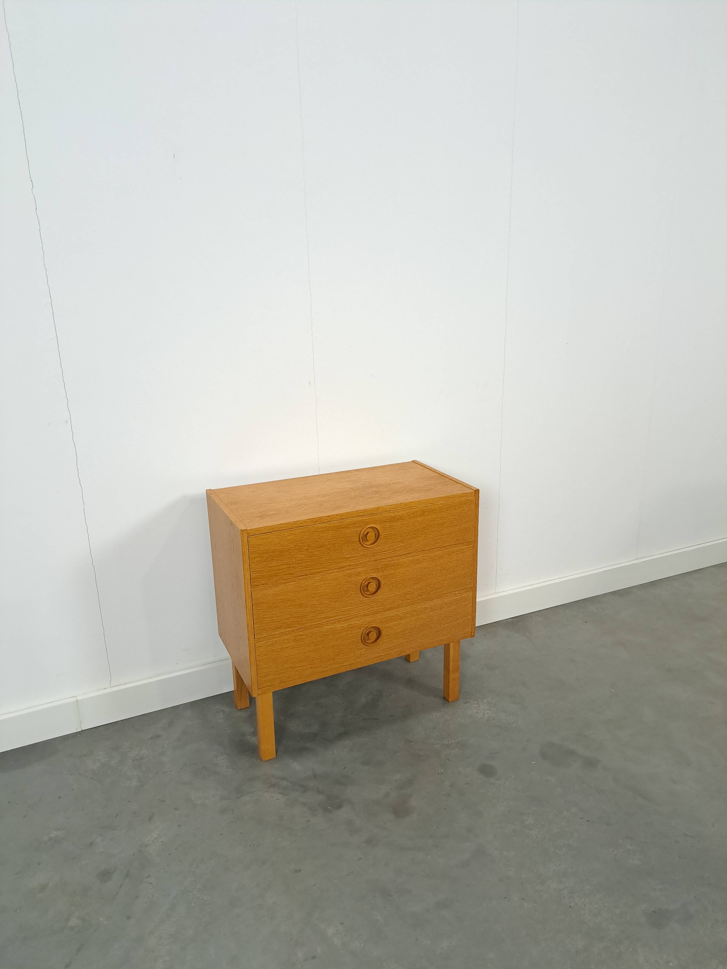 Commode en placage avec poignées rondes de Suède