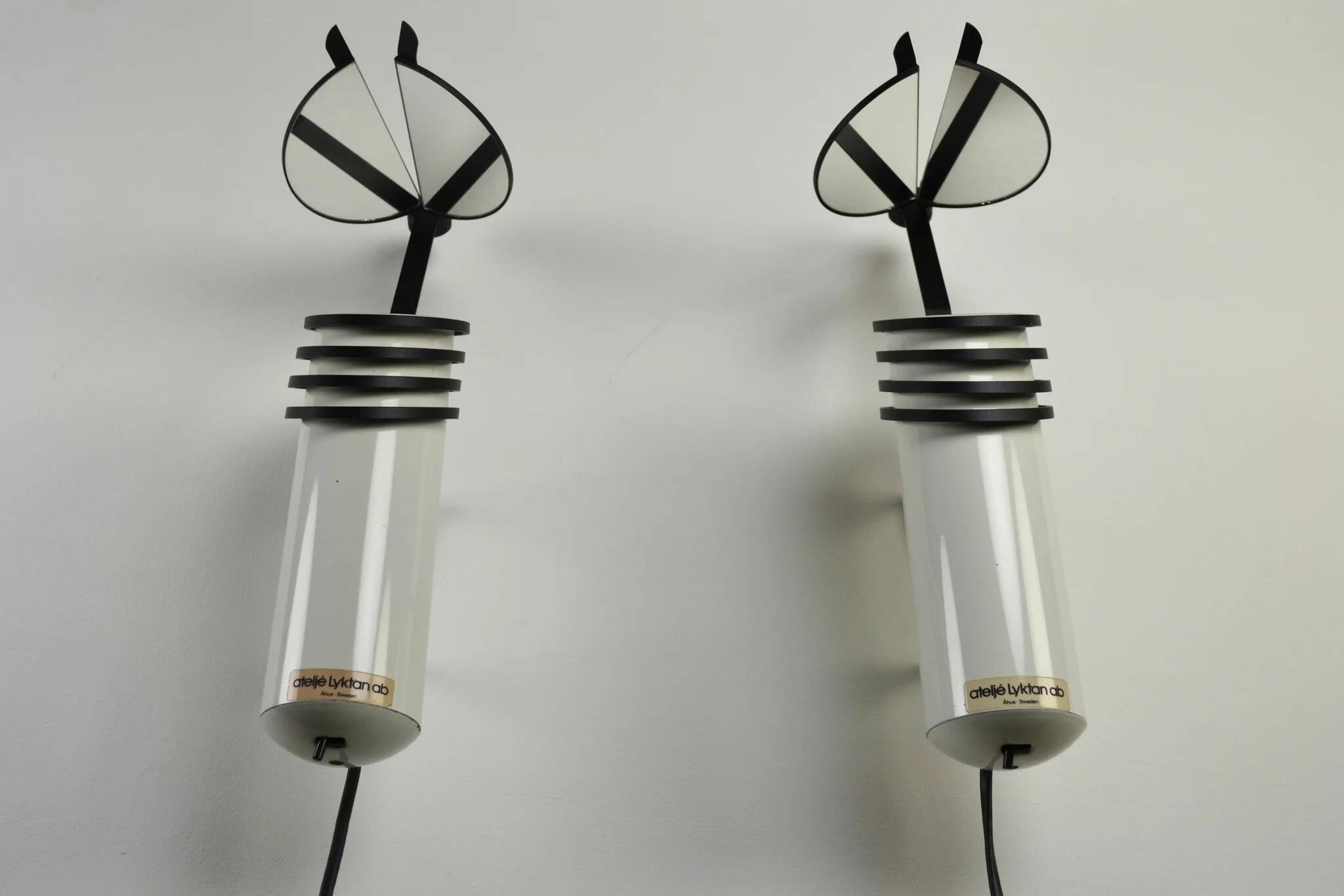A pair of white “Skarabé” wall lamps by Stig Ahlström and Clas Kock for Ateljé Lyktan, Sweden, 1980s