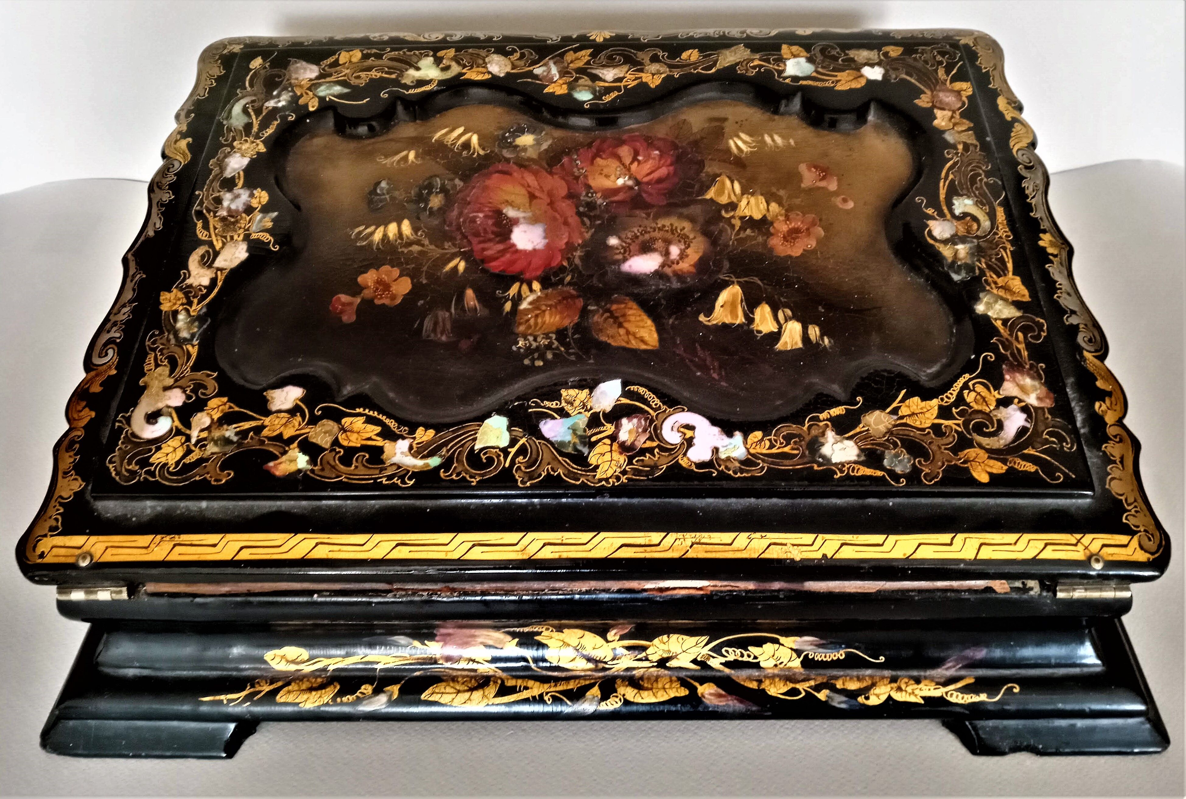 Burgauté writer with gilding, decorations painted with flowers, Napoleon III era