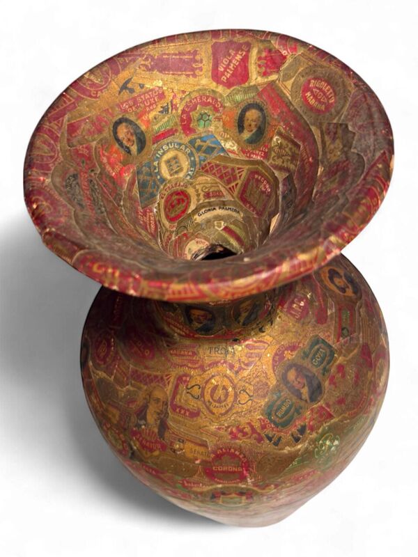 Vase à décors de Bagues de Cigares – Art Populaire, vers 1900