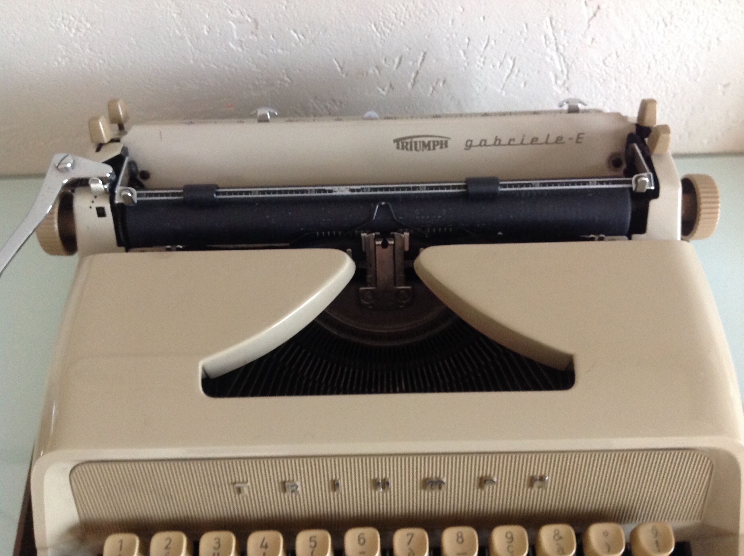 Triumph Gabriele E beige/ vintage 60s writing machine