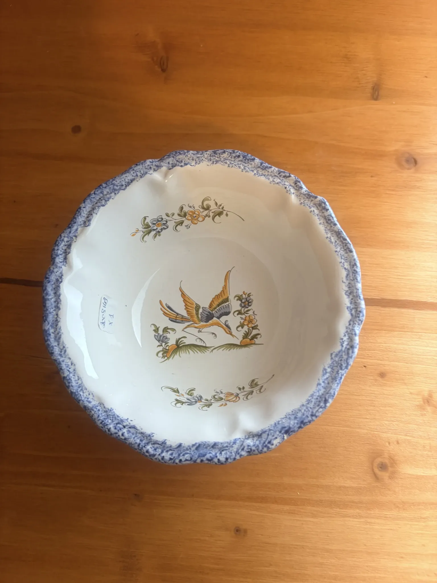 Empty pocket bowl from the French pottery, model Moustier 2008149.