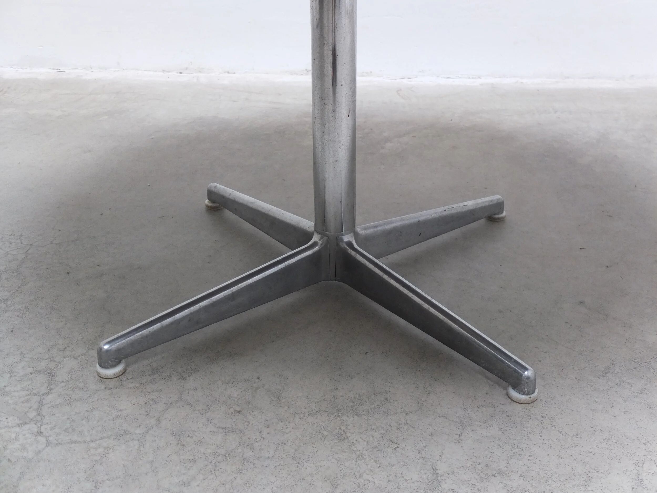 Round Space Age dining table, 1970s