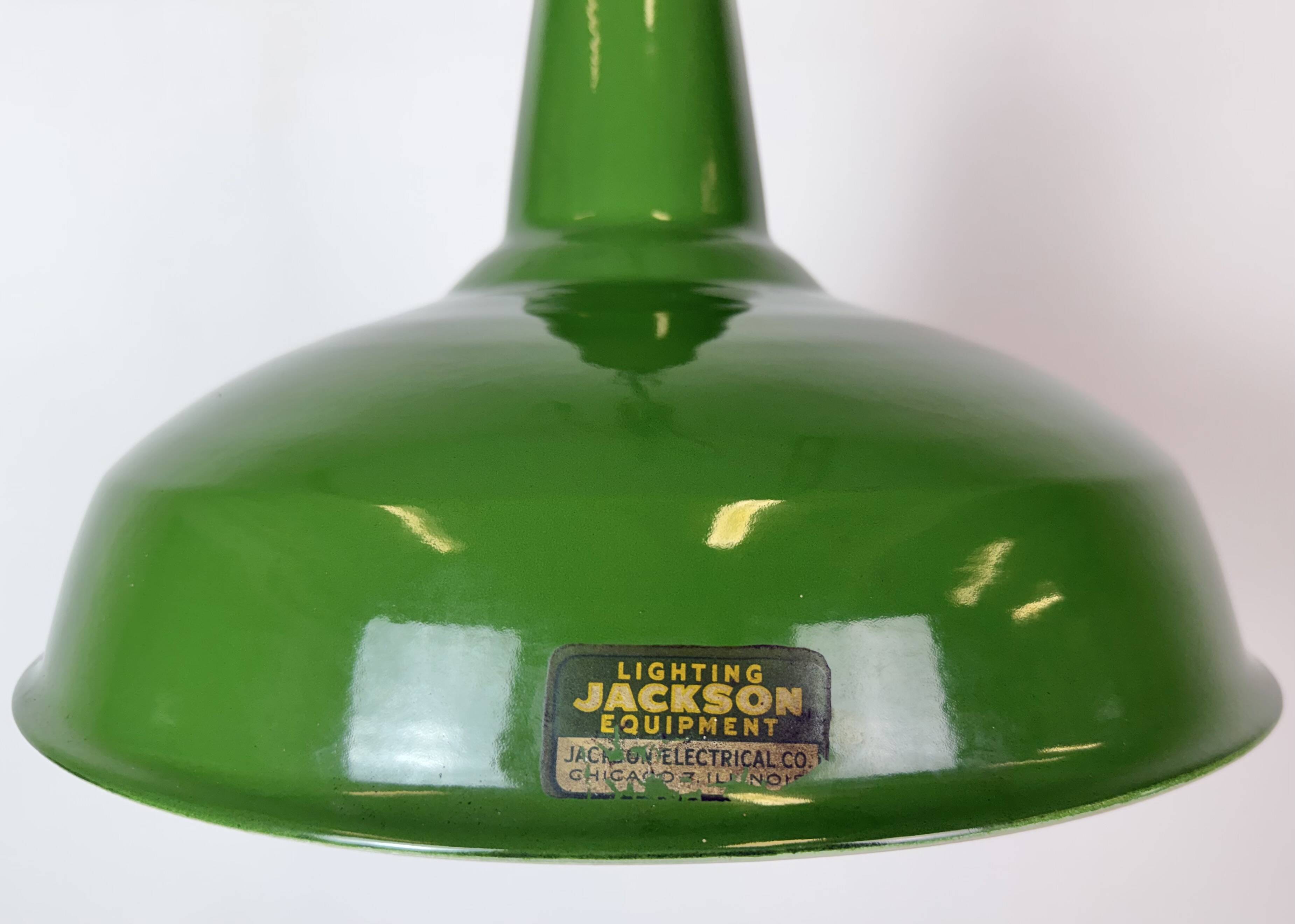 Lampe suspendue en émail vert industriel de Jackson Electrical Co., années 1960.