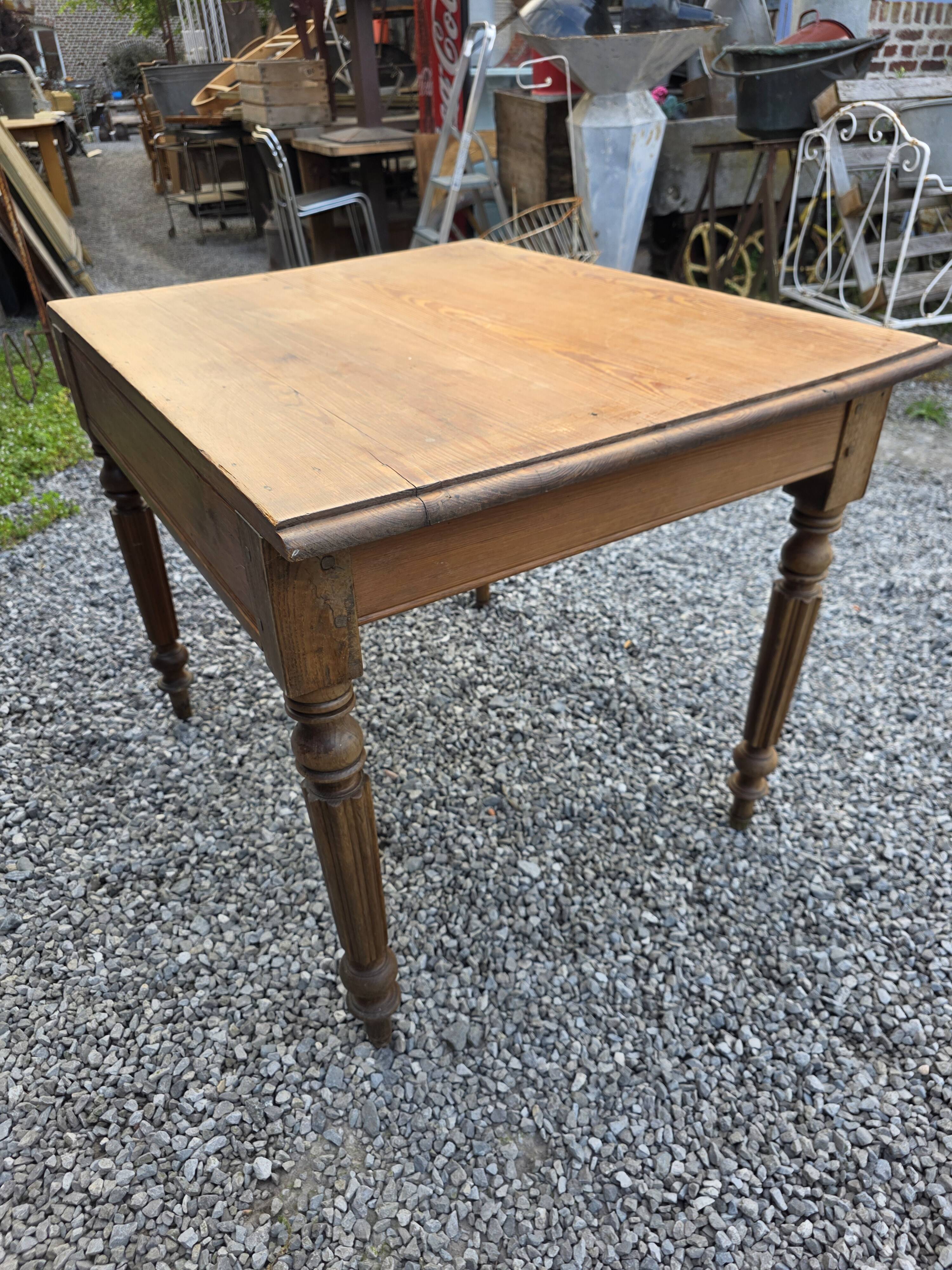 Bureau ancien en pitchpin
