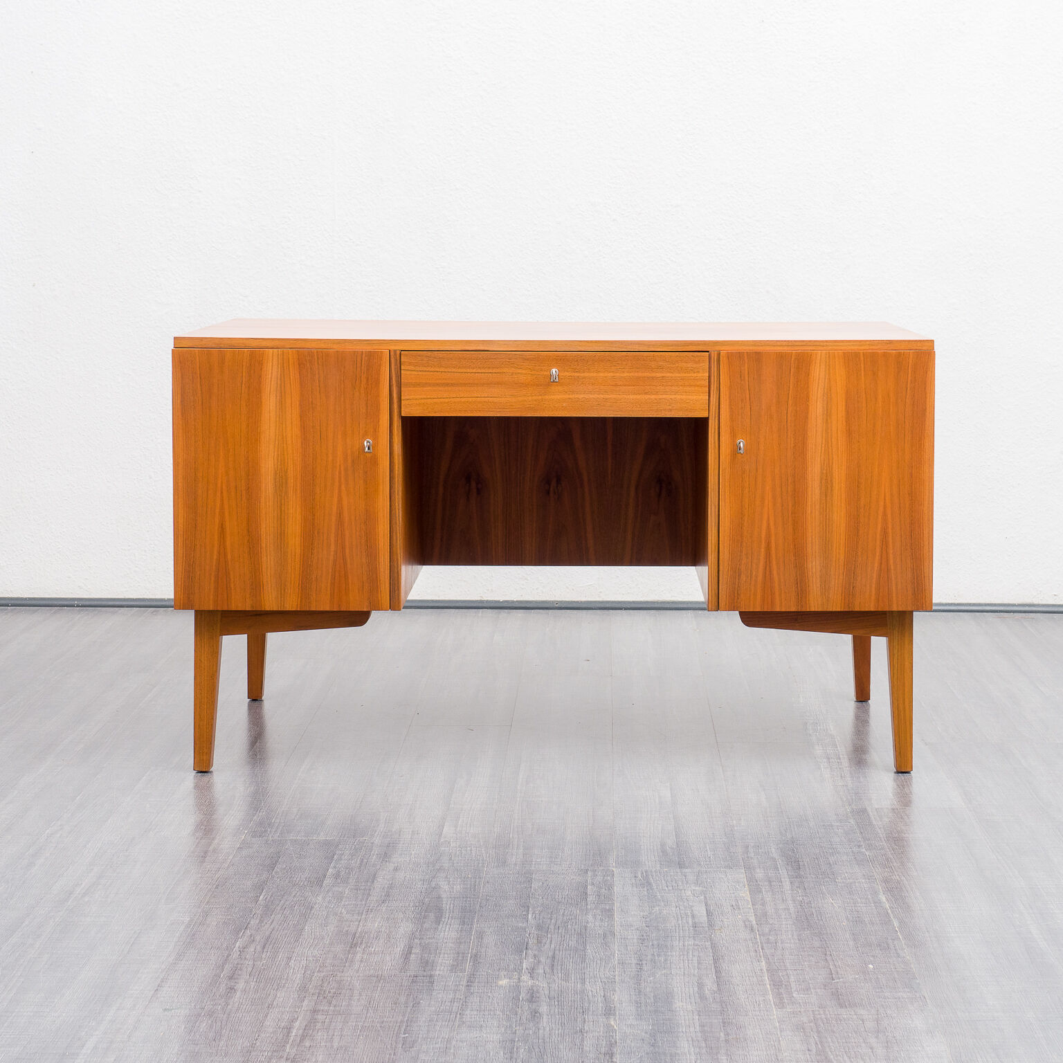 Bureau années 50, noyer, restauré