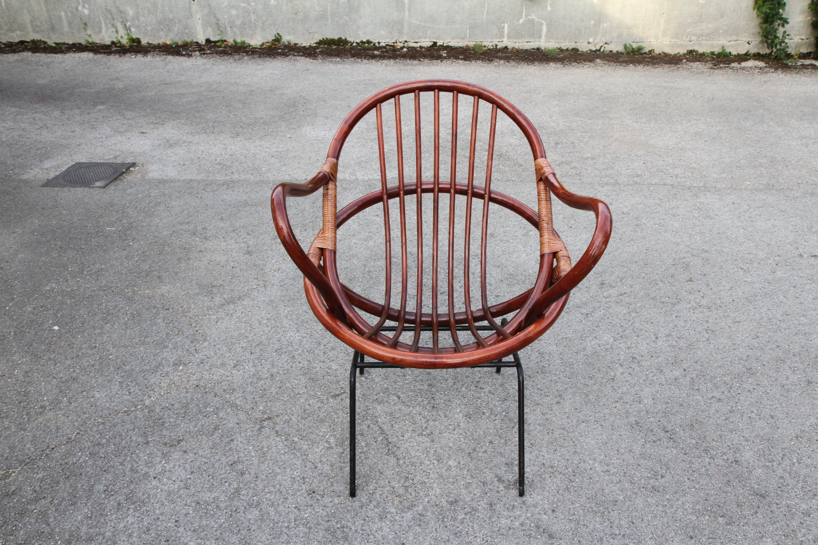 Rattan shell armchair with metal feet