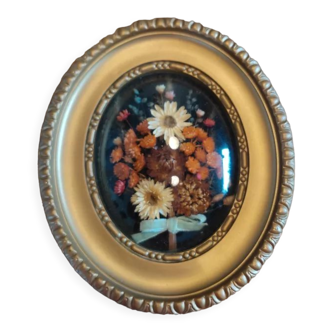 Oval frame with gold patina dried flowers