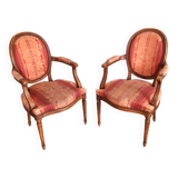 Paire de fauteuils cabriolets style louis xvi médaillon