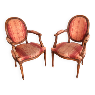 Paire de fauteuils cabriolets style louis xvi médaillon
