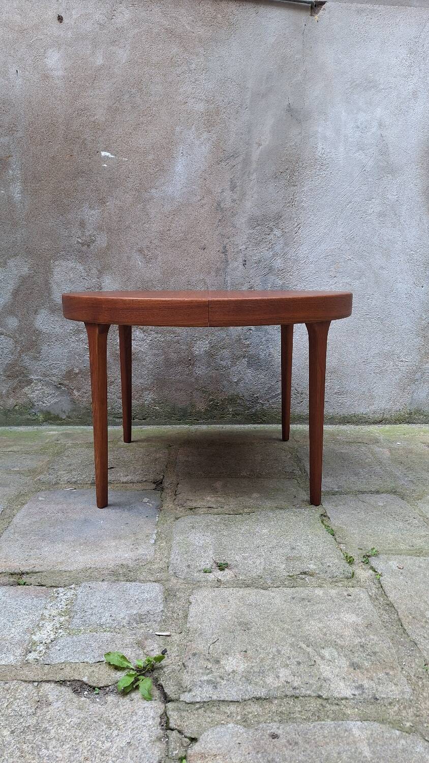 Scandinavian extendable table in teak