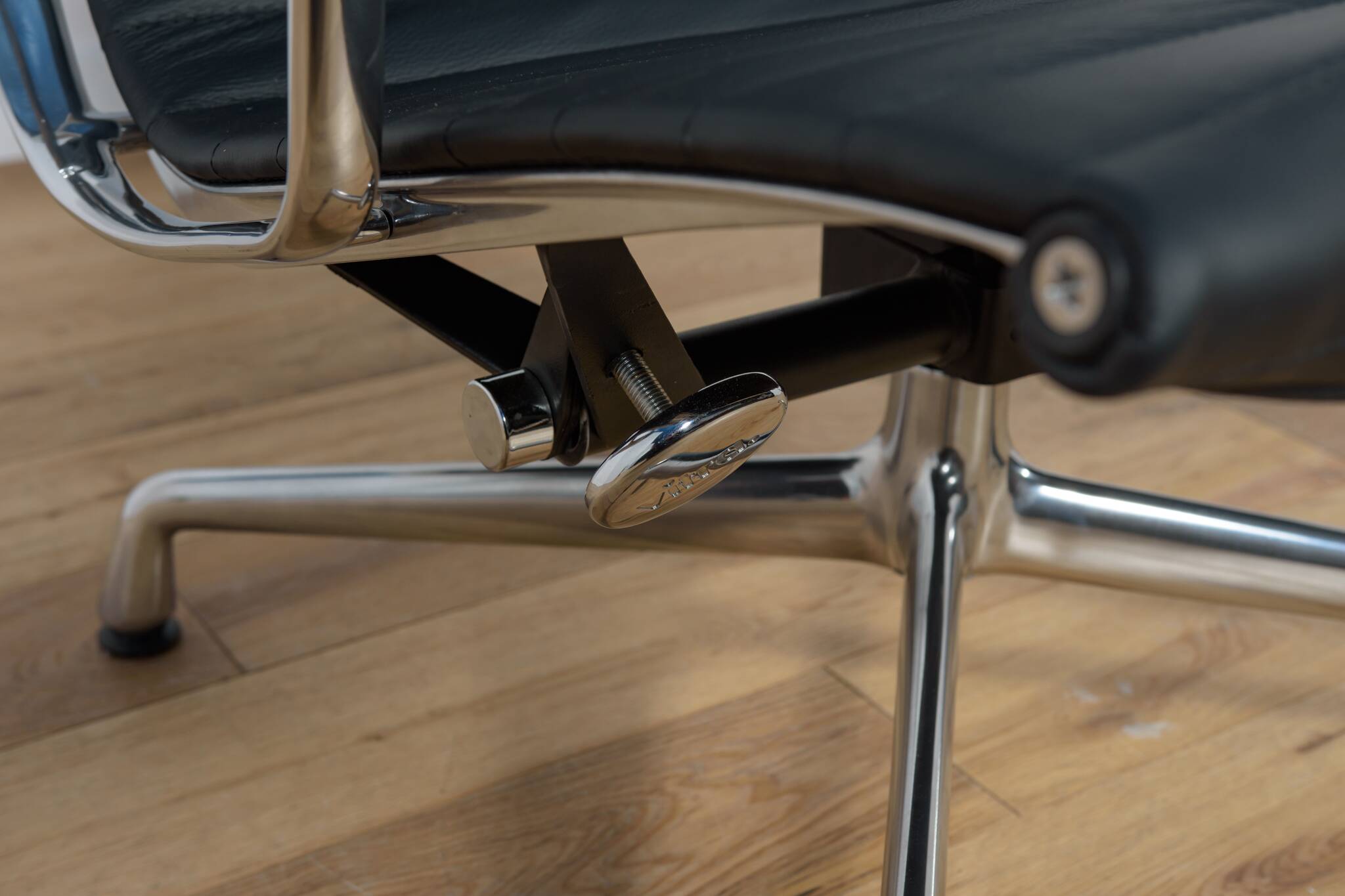 Eames Alu Group EA124 & EA125 Lounge Chair & Ottoman by Charles & Ray Eames for Vitra, 1980s.