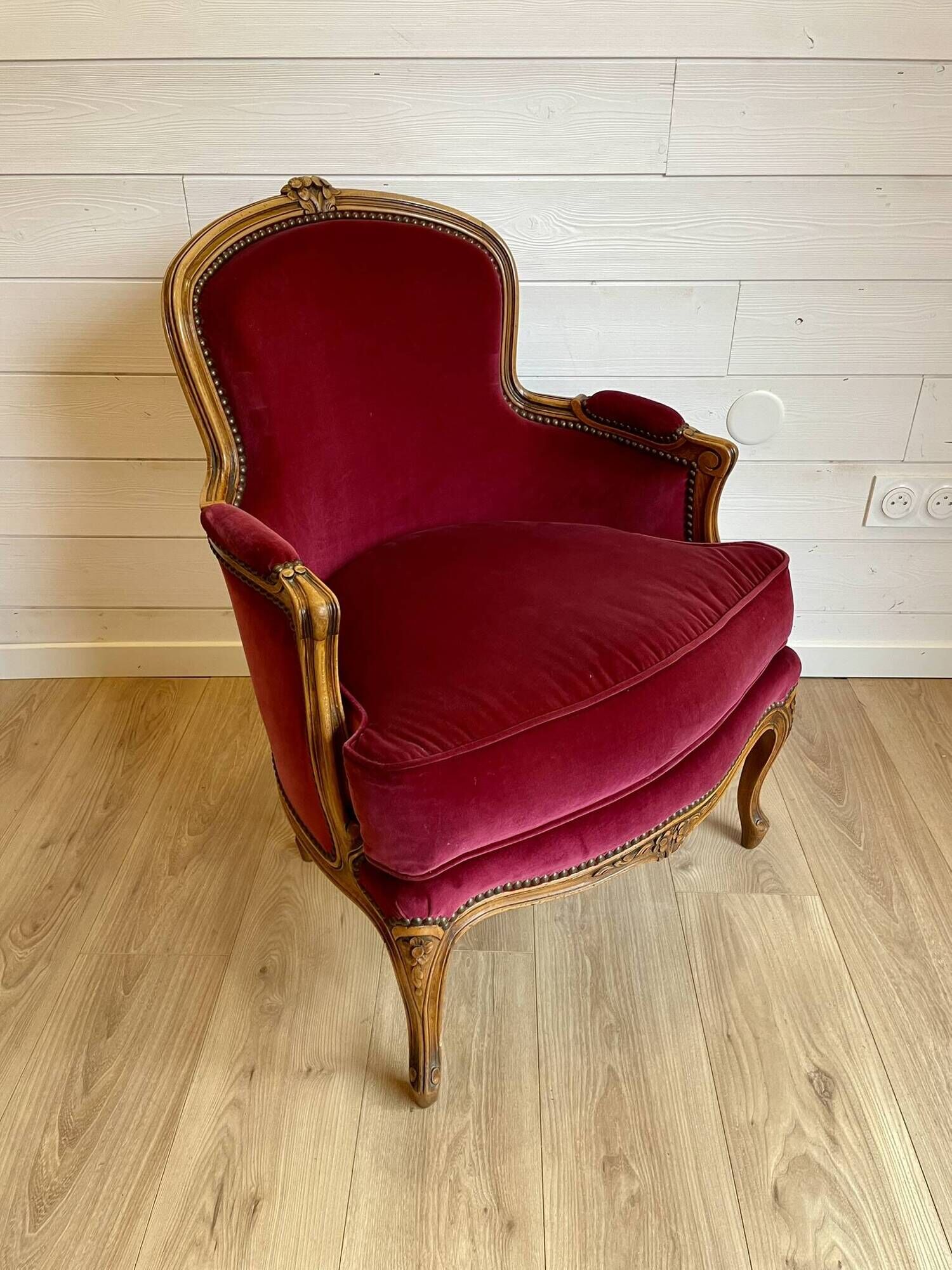 Vintage Louis XV style bergère / cabriolet armchair – Carved wood velvet