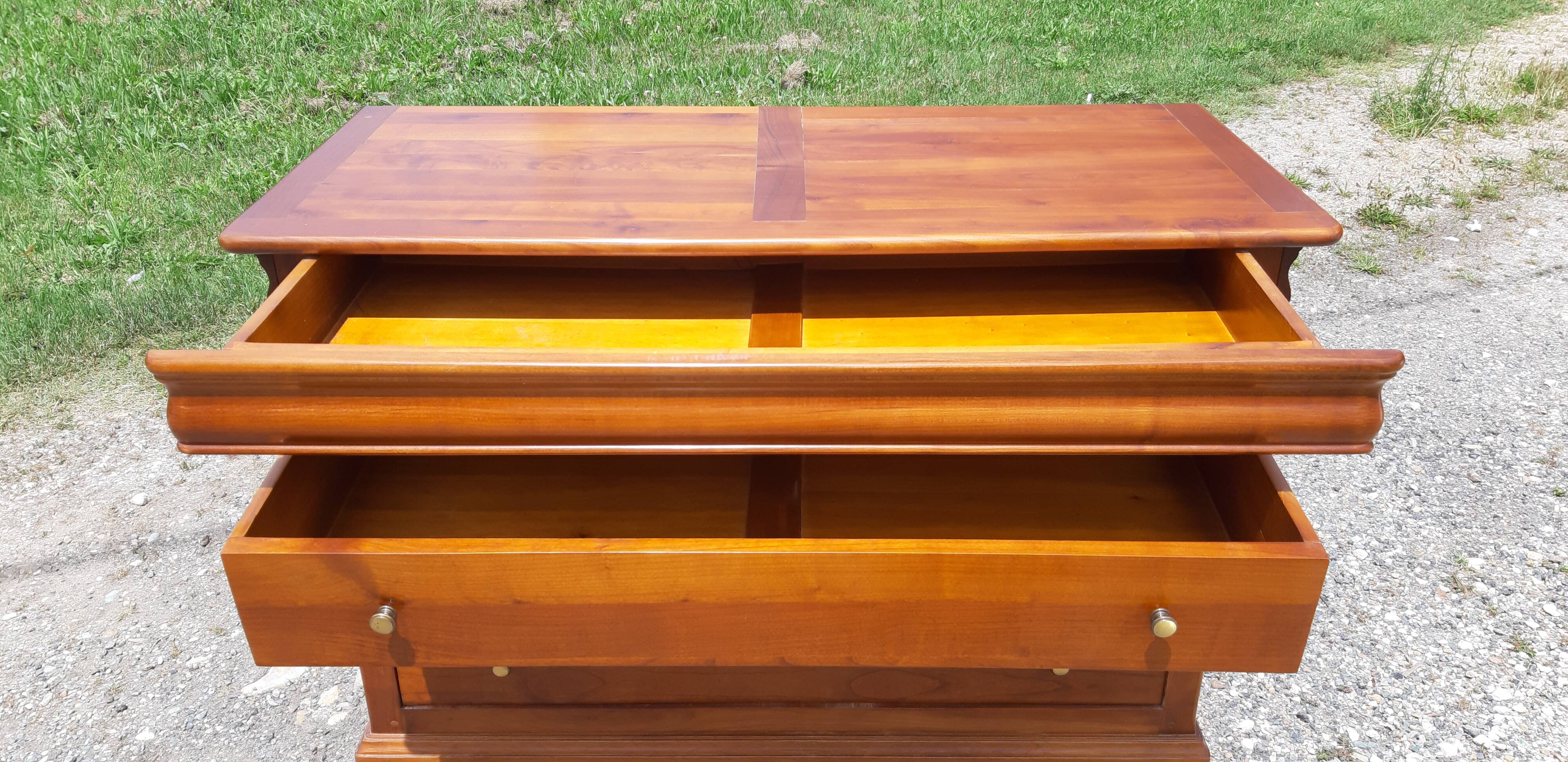 Cherry wood chest of drawers with 4 drawers