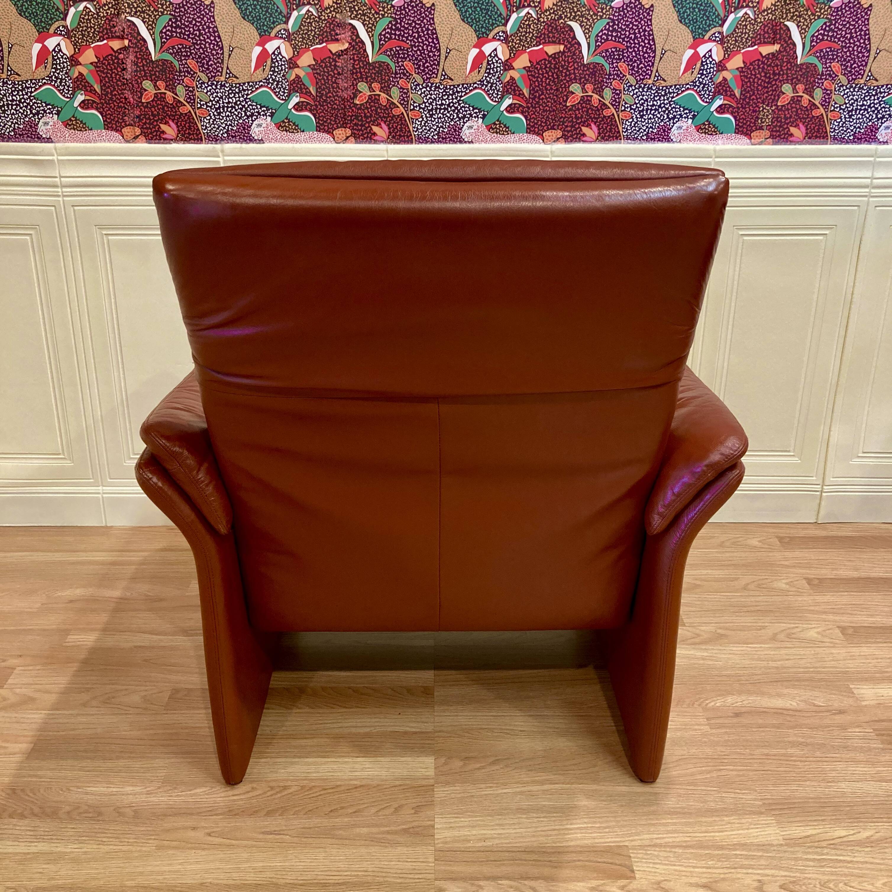 Adjustable and modular leather design armchair.