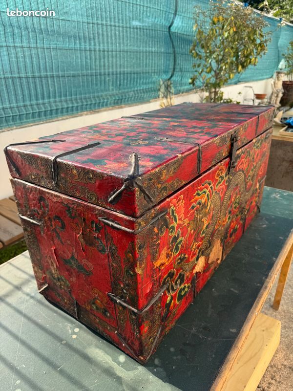 Coffre de rangement tibétain Gamaka à décor de dragon doré