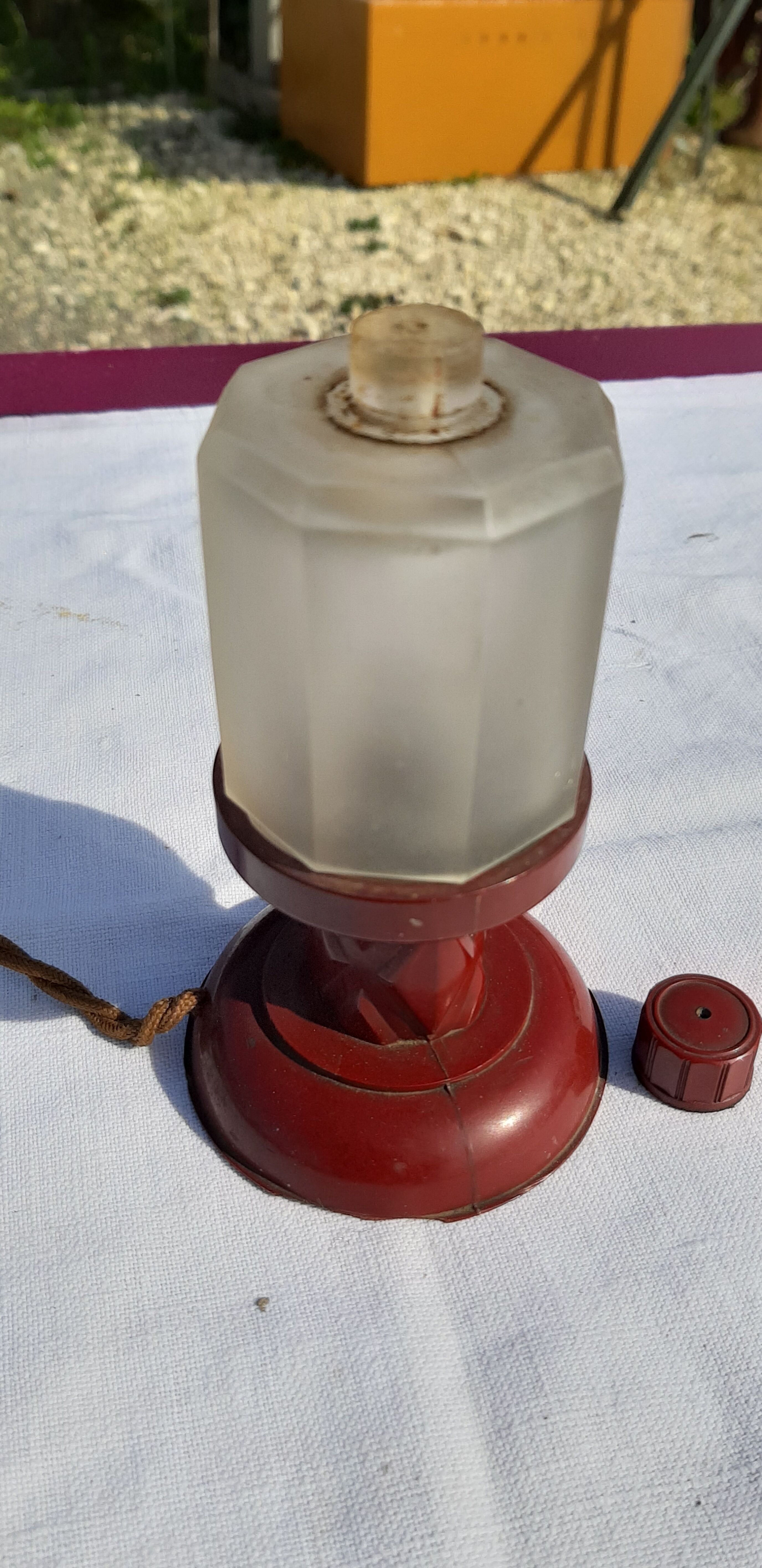 Lampe de voyage vintage en bakélite de marque mout