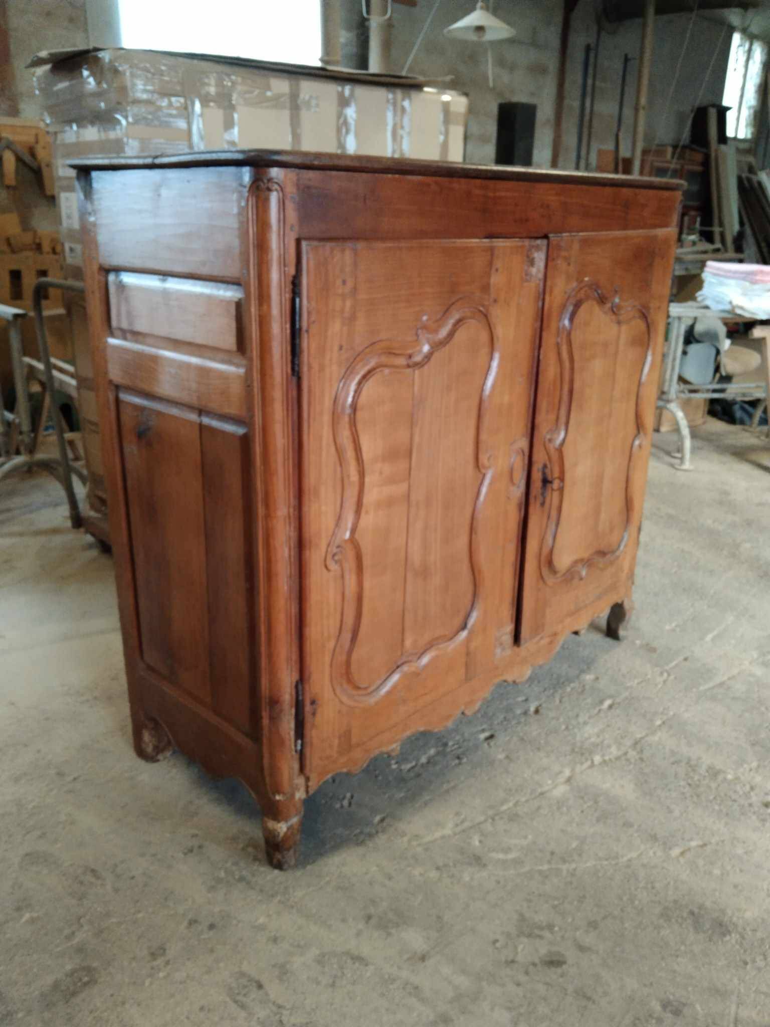 Antique buffet with 2 doors