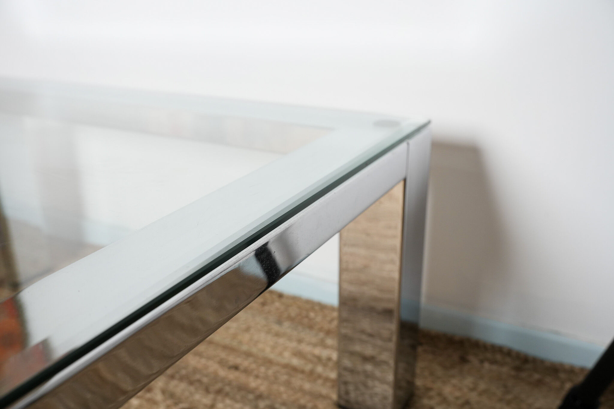 Chrome coffee table with its bisauté glass