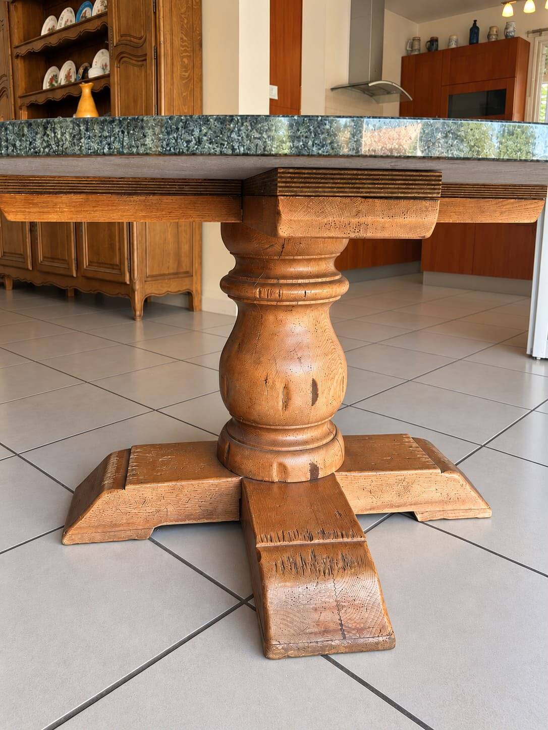 Round table in green Vosges granite and solid wood – Ø 140 cm