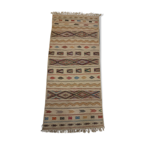 tapis multicolore fait