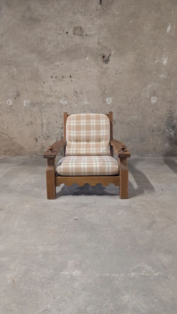 Salon vintage en bois massif avec coussins à carreaux