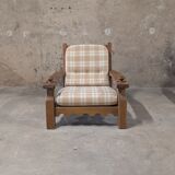 Salon vintage en bois massif avec coussins à carreaux