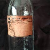 Ancienne bouteille graduée d'apothicaire en verre et son bouchon