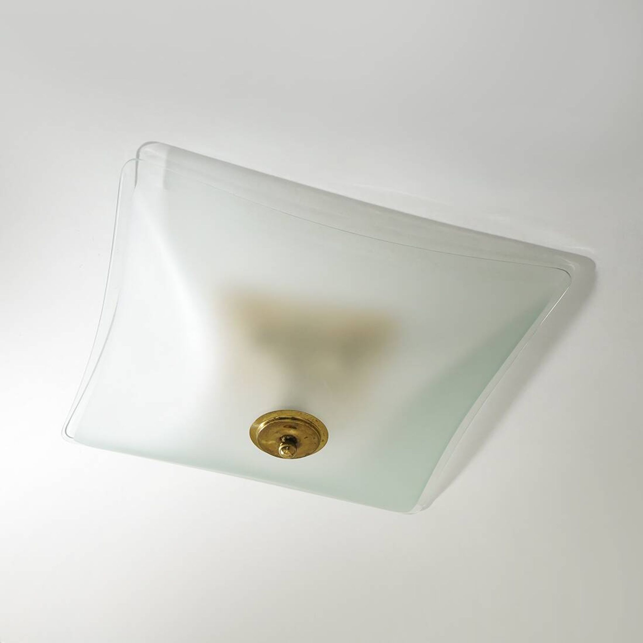 Lampe de plafond en verre satiné et laiton, années 1970