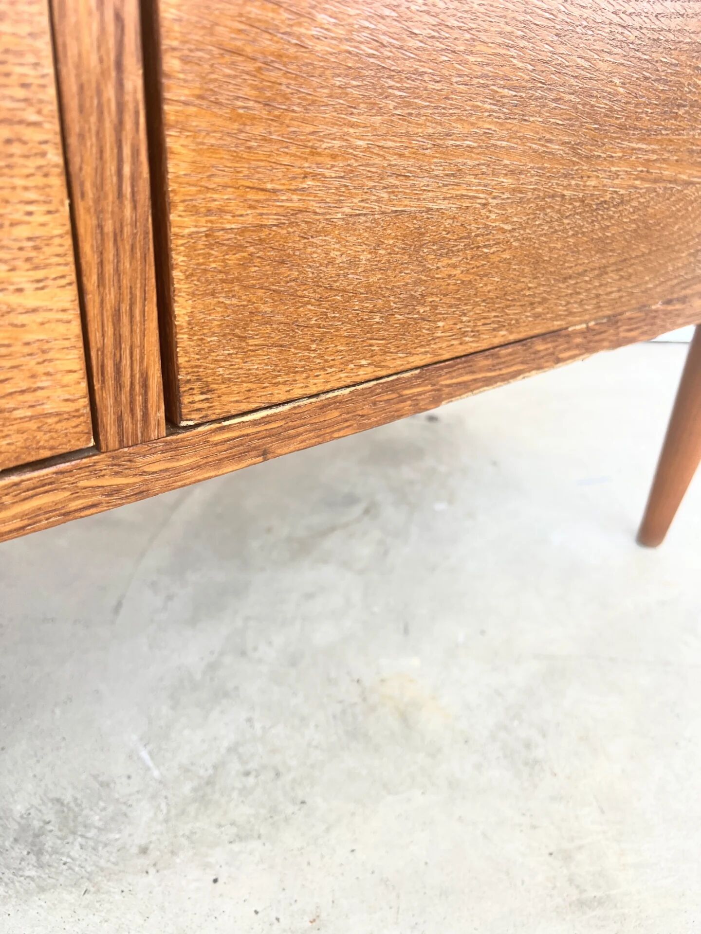Meuble commode tiroirs et porte, placage chêne, années 60