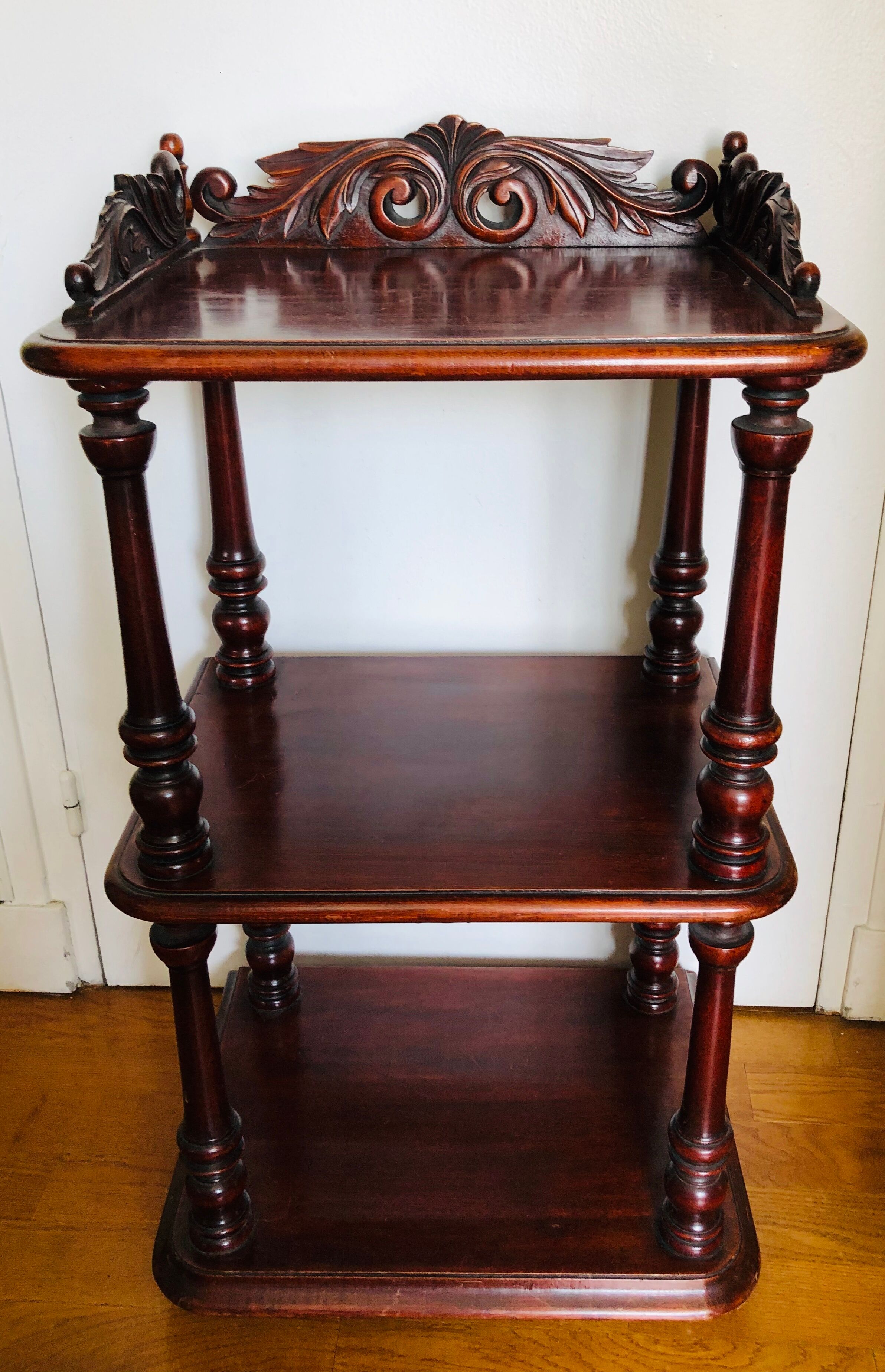 Etagère en bois sculpté