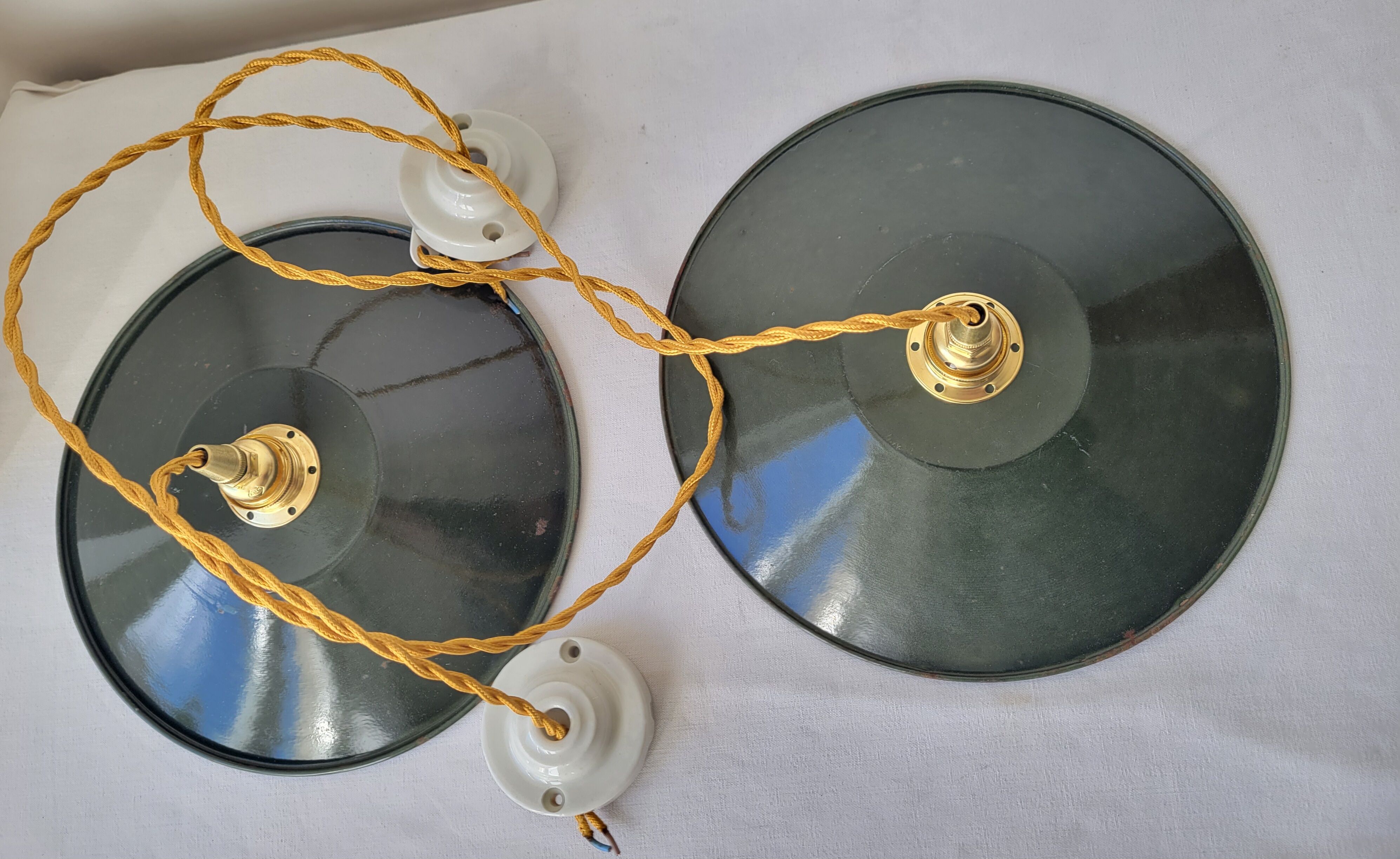 Pair of enamelled suspensions