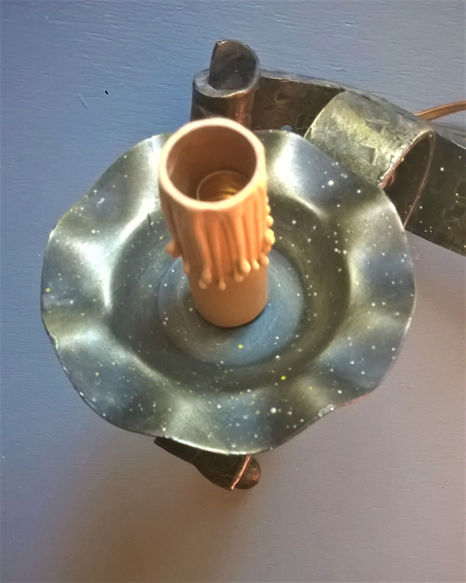 Applies two fires and fleur-de-lys in hammered wrought iron and patina in the old way in the medieval taste