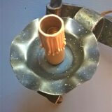 Applies two fires and fleur-de-lys in hammered wrought iron and patina in the old way in the medieval taste