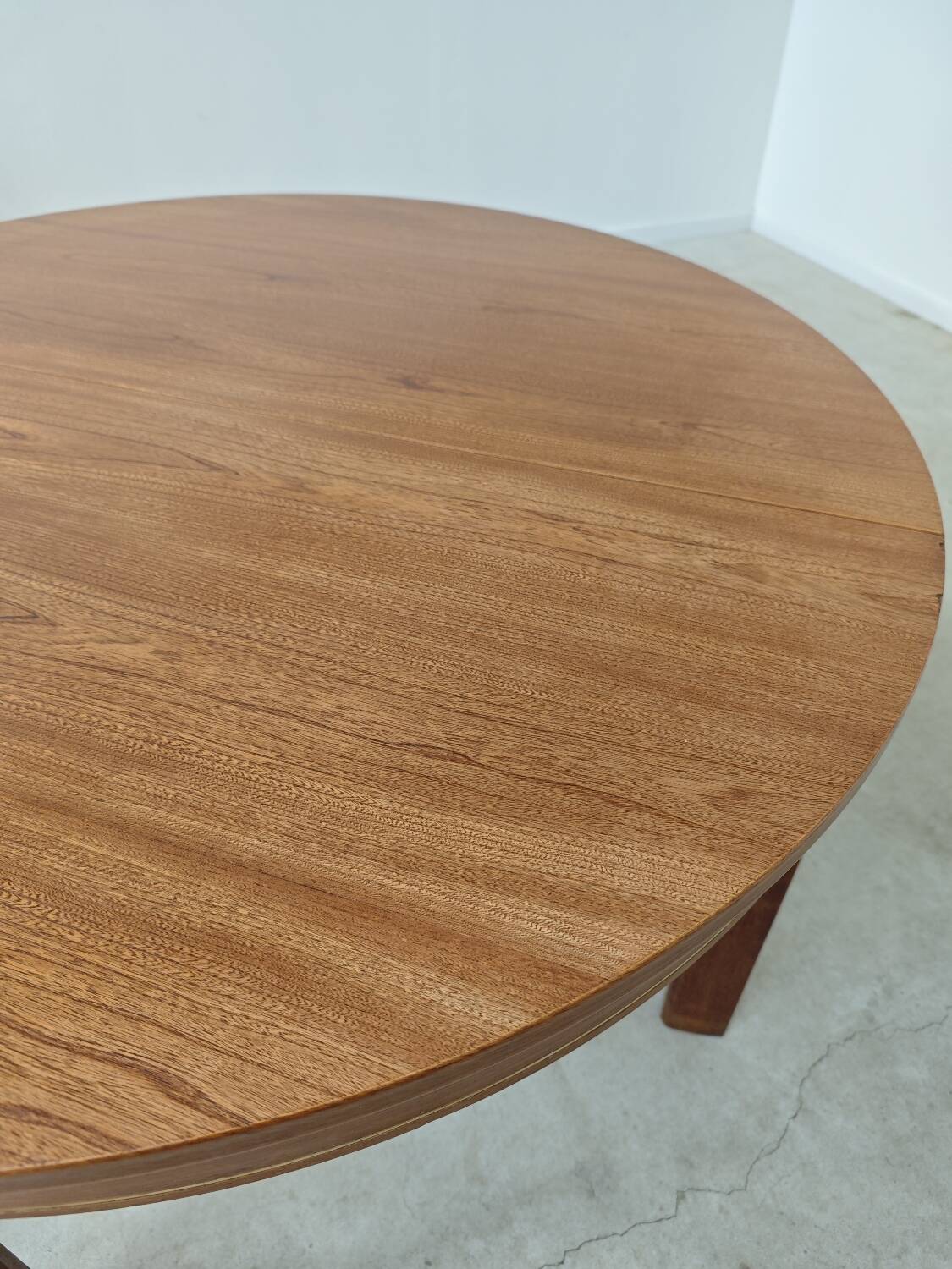 Extendable table with integrated Scandinavian style Self