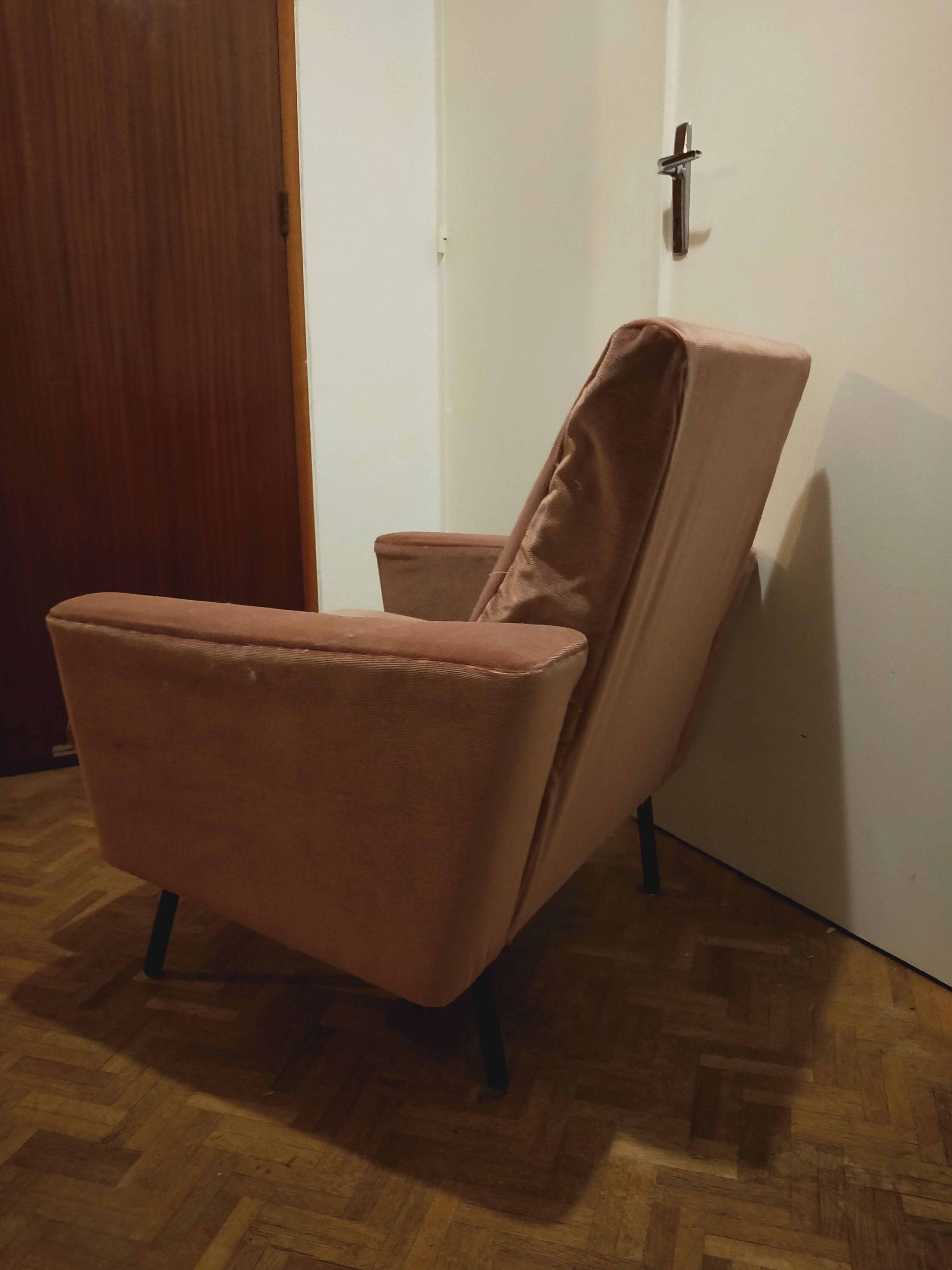 Vintage velvet chair old pink