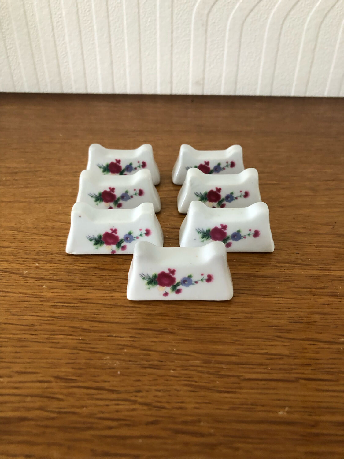 7 portes couteaux vintage en porcelaine décor floral