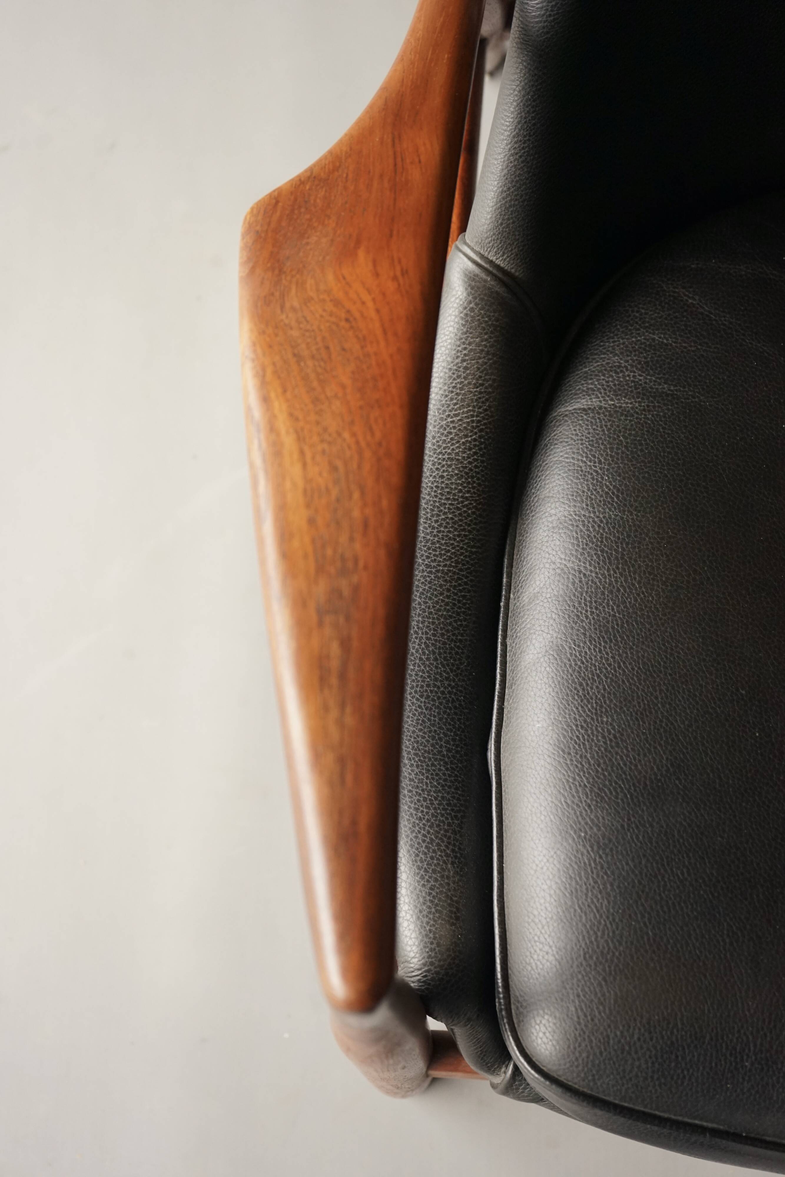 Fauteuil Seal en cuir et teck Ib Kofod-Larsen pour OPE, Suède, années 1960.