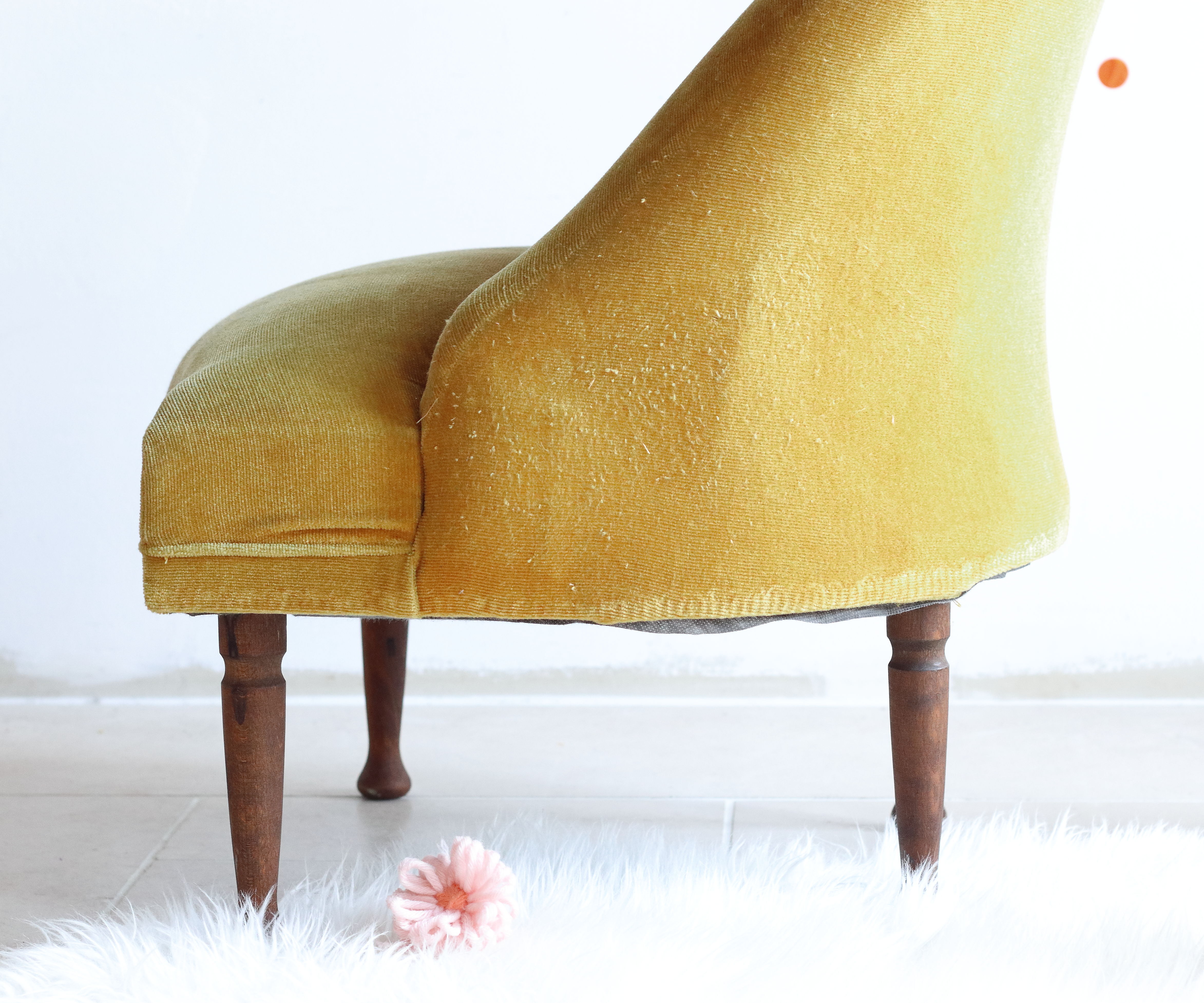 Mustard yellow velvet padded toad chair