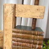 Serre-joint ancien en bois brut, serre-livres