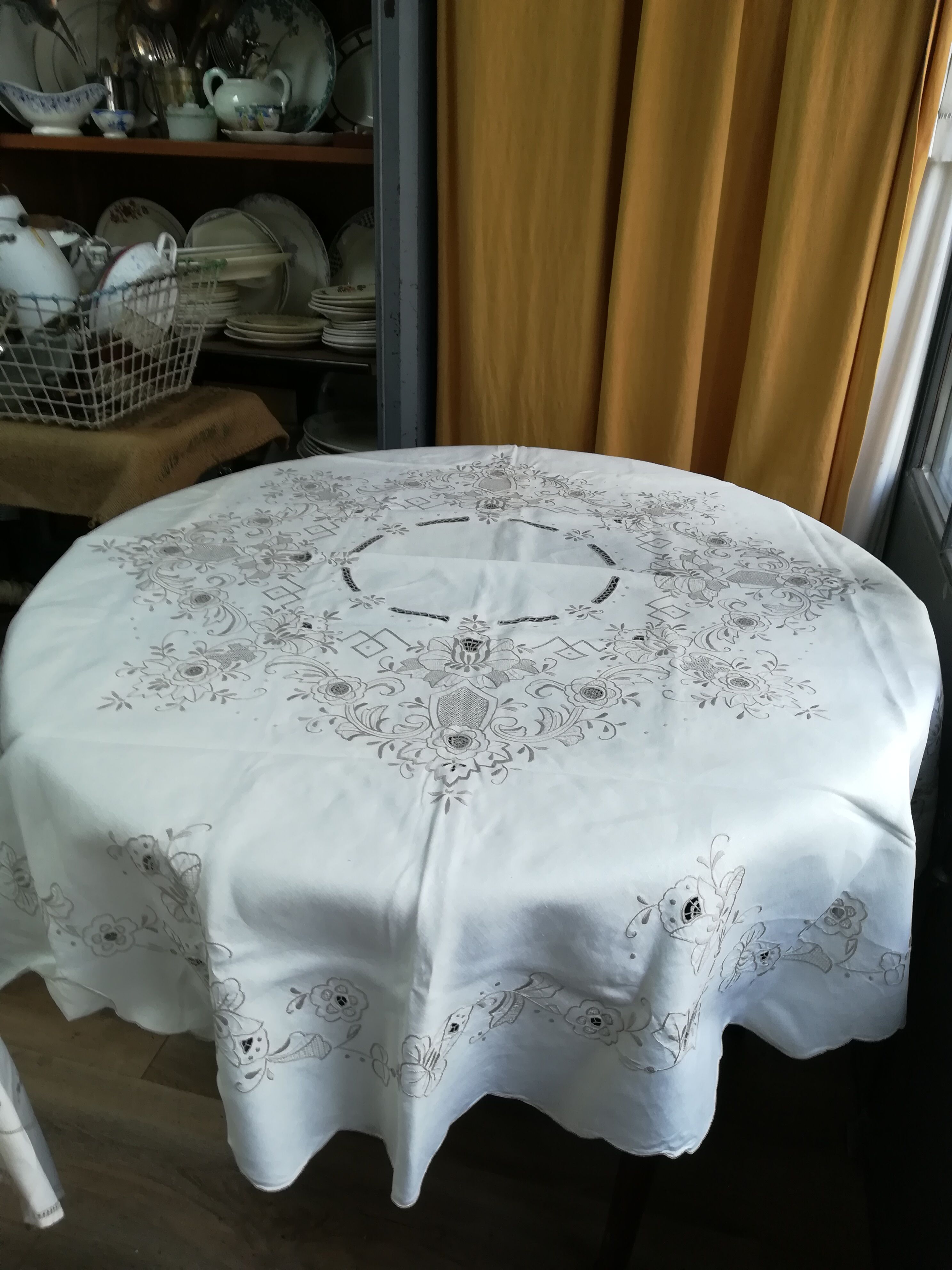 Round off-white tablecloth embroidered with grey flowers with 8 matching napkins - festive table