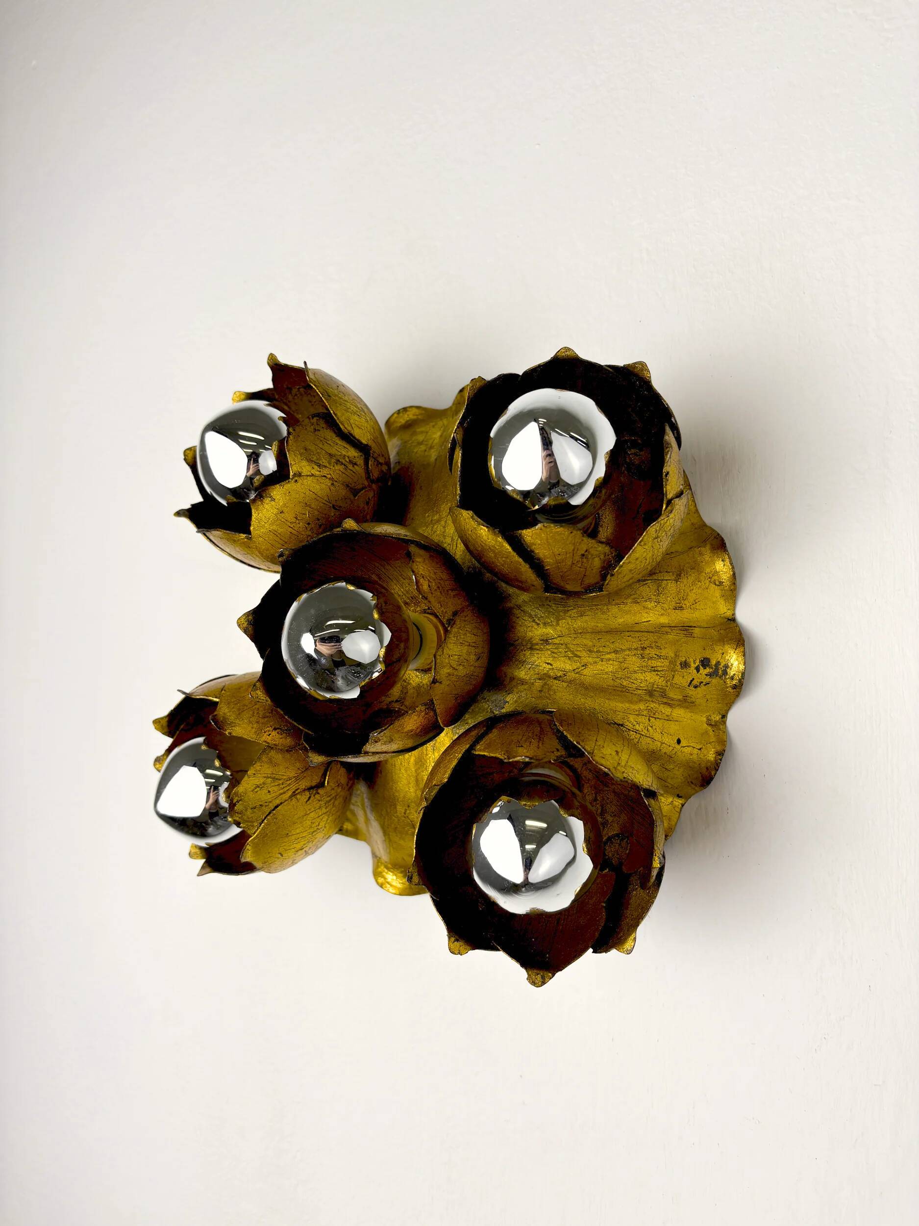 Bouquet floral français à cinq lumières, plafonnier ou applique murale, fer doré, années 1940.