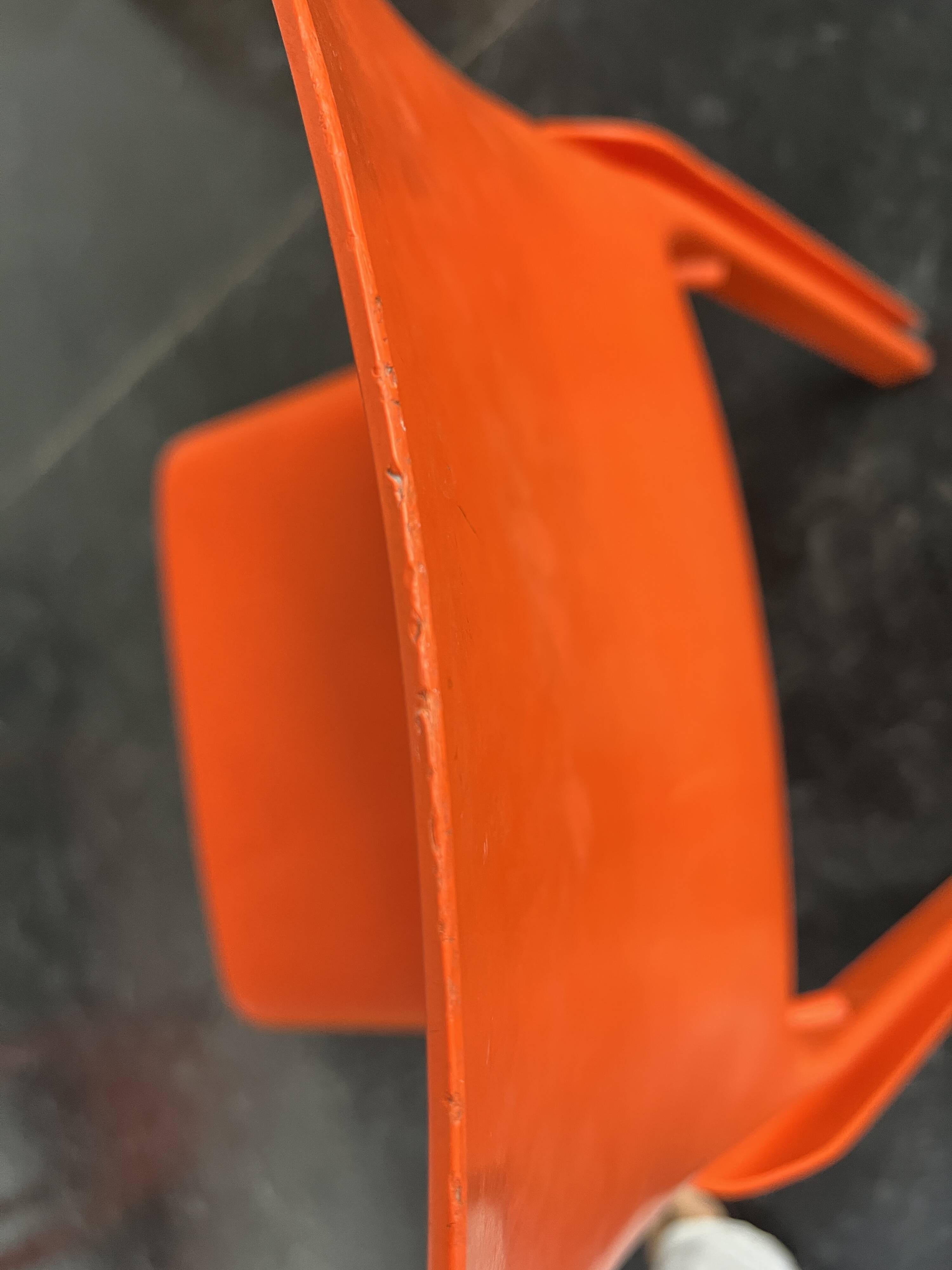 Chaise "Selene" orange par Vico Magistretti / Artemide