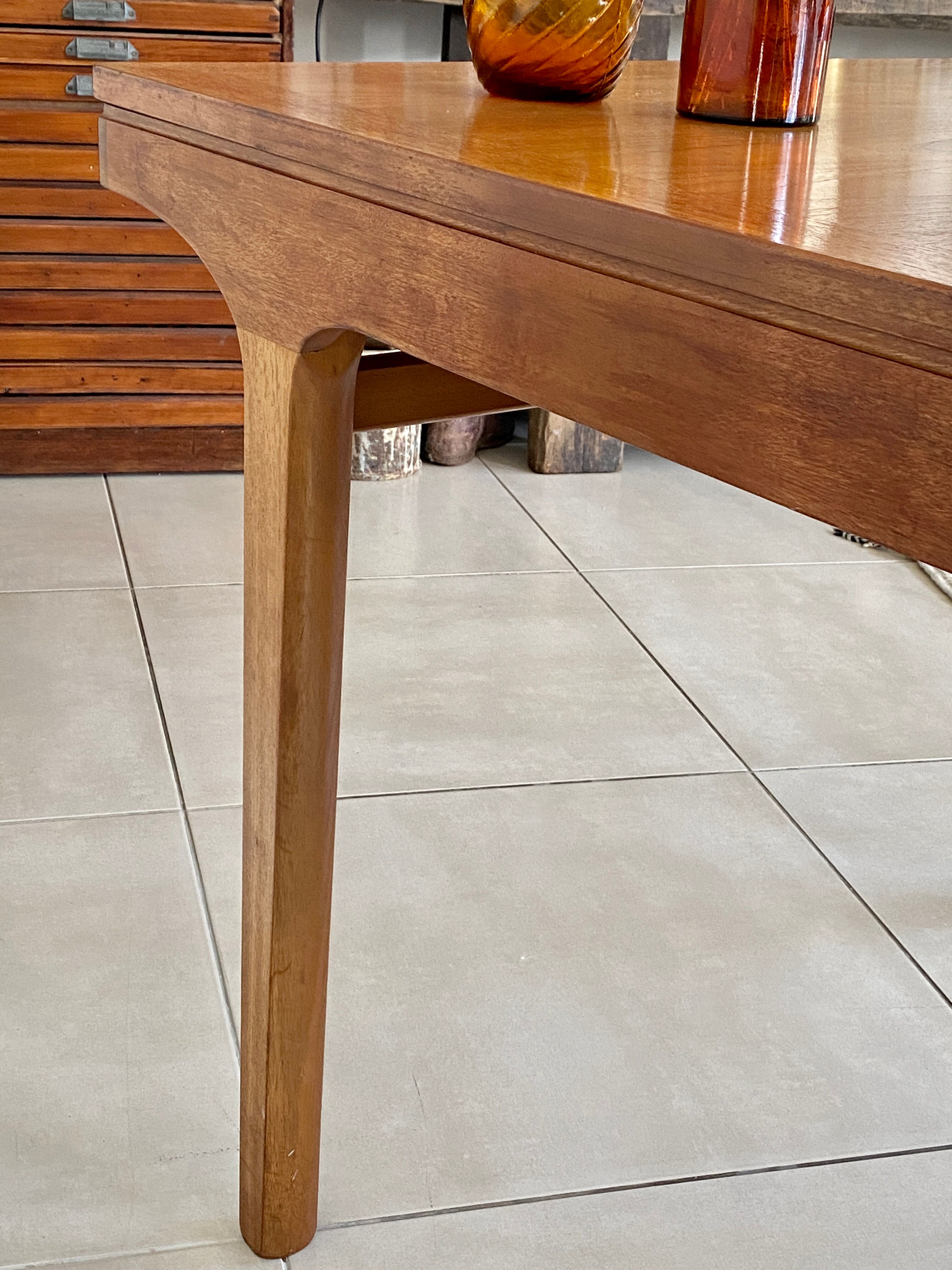 Extendable dining table in NATHAN teak