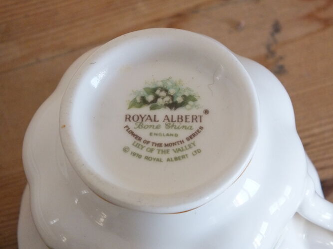 Tasse muguet mois de mai en porcelaine anglaise Royal Albert